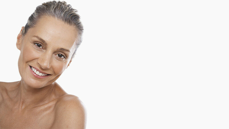 Ein Portrait einer lächelnden Frau im mittleren Alter