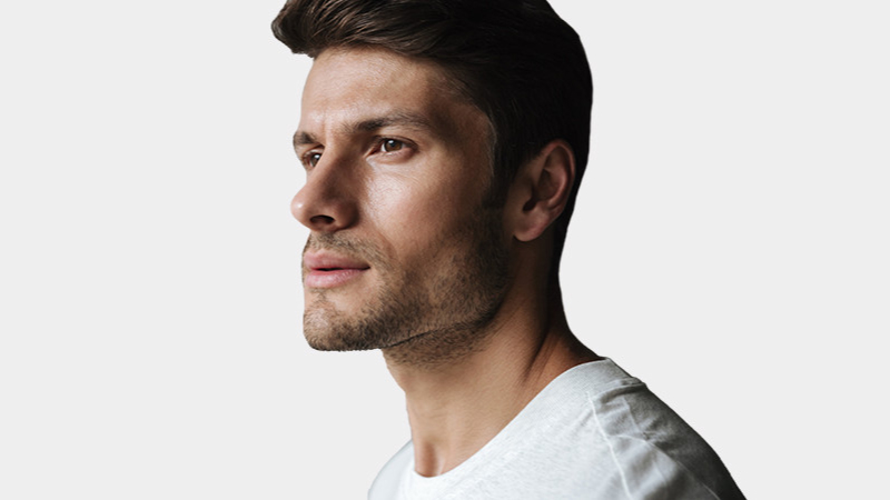 Portrait von einem Mann mit einem sehr markanten Kinn