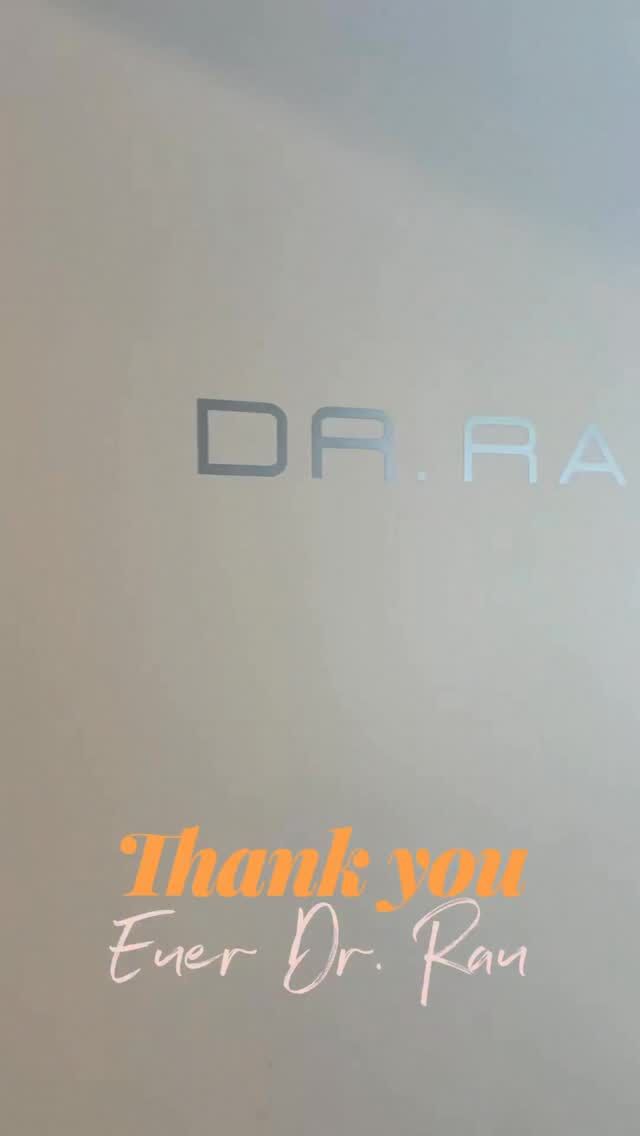 Ein weiteres Jahr liegt hinter uns - und ich möchte diesen Moment nutzen, um Danke zu sagen.
Danke an meine Patientinnen und Patienten für Ihr Vertrauen, das Sie mir jeden Tag entgegenbringen. Jede Begegnung, jede individuelle Geschichte und jedes gemeinsame Ziel bedeuten mir sehr viel.
Ein ganz besonderer Dank gilt auch meinem großartigen Team: meinen Mitarbeiterinnen und Kollegen. Eure Loyalität, euer Engagement und euer täglicher Einsatz machen unsere Arbeit nicht nur erfolgreich, sondern auch menschlich. Ohne euch wäre das alles nicht möglich.
Ich bin dankbar für die Zusammenarbeit, die gemeinsamen Herausforderungen und die vielen kleinen und großen Erfolge im vergangenen Jahr. Mit Respekt, Verantwortung und Herz blicken wir gemeinsam nach vorn. Ich freue mich auf viele schöne Momente mit meinen Patienten und meinem Team im Neuen Jahr 2026.
Vielen Dank für das Vertrauen und die Treue.
Herzlichst, Euer Dr. Armin Rau

#drarminrau #plastischerchirurg #medicalbeautyhamburg #schönheitschirurgie #hamburg #lidstraffung #oberlidstraffung #plastischechirurgiehamburg