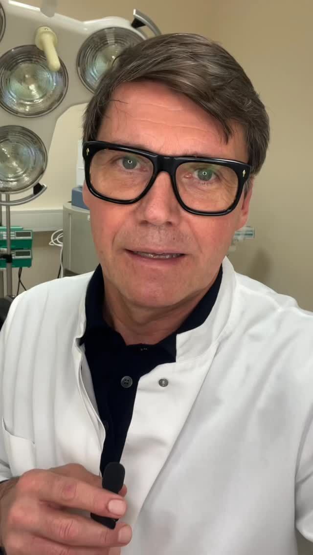 Narbenfreie Gesichtsverjüngung mit regenerativer Chirurgie

Mit zunehmendem Alter verliert das Gesicht an Volumen - aus dem jugendlichen V wird häufig ein müdes A.

Die moderne regenerative Chirurgie ermöglicht es, diesen Prozess auf natürliche Weise umzukehren.

Durch die gezielte Transplantation körpereigenen Fetts kann verlorenes Volumen schonend ersetzt und die harmonische V-Form des Gesichts wiederhergestellt werden. Ein besonderer Vorteil: Das Fett enthält hochwirksame Stammzellen, die die Hautregeneration von innen heraus aktivieren und aufgrund ihrer Biokompabilität sehr gut verträglich sind.

Optional können zusätzlich Wachstumsfaktoren aus PRP
(Plättchenreichem Plasma) eingesetzt werden - für ein echtes Reverse Aging der Haut:

Falten werden sichtbar geglättet. Grobporige Haut verfeinert sich. Die Haut gewinnt an Frische, Spannkraft und Ausstrahlung - teilweise mit einer nahezu porzellanartigen Struktur. Natürlich. Nachhaltig. Narbenfrei.

Gerne berate ich Euch persönlich:

Termine über den Online-Terminkalender
oder
telefonisch Mo-Fr von 10-18 Uhr unter

040 4606 3344

Herzlichst,
Euer Dr. Armin Rau