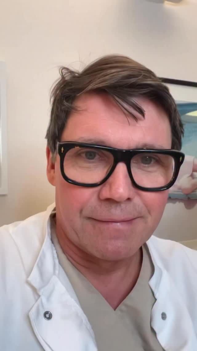 Super glücklicher Patient nach Oberlidstrafung!

6 Monate nach der Oberligstraffung mit Entfernen der Fettlinsen stellt sich mein Patient zu routinemäßigen Kontrolle vor.

Er schwärmt nicht nur über das Ergebnis, sondern auch insbesondere über den schnellen und guten Heilungsprozess.

Begeistert ist er auch über die protessionelle Betreuung und präzise Arbeit.

Wenn du dich für eine Oberlidstraftung interessierst oder Fragen hast, berate ich dich gerne, Byche gerne einen Beratungstermin über Doctolib:

https://www.doctolib.de/einzelpraxis/hamburg/dr-armin-rau-plastische-chirurgie-hamburg/booking/ motives?
specialityld-1297&telehealth=false&placeld=practice-364896&bookingFunnelSource-deep_link

oder für uns an Mo-Fr 10-18h unter

040 4606 3344

Herzlichst, Euer Dr. Armin Rau