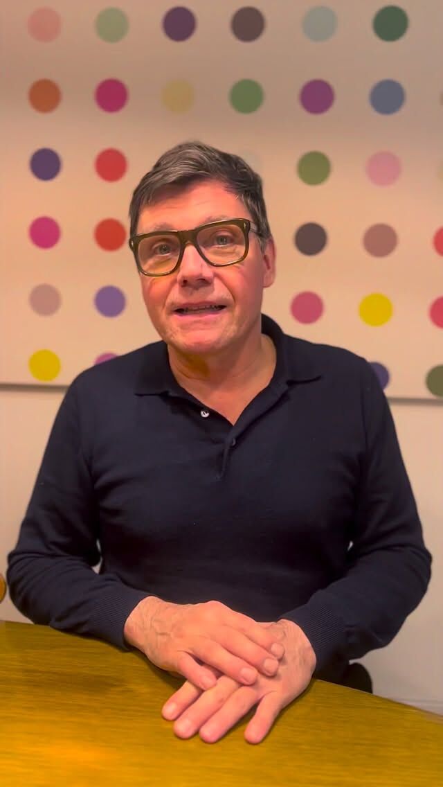 Seit über 10 Jahren widme ich mich mit höchster Präzision und Leidenschaft der Gesichtsverjüngung mit Eigenfett - und habe mich damit als führender Spezialist im deutschsprachigen Raum auf diesem
Gebiet etabliert.

Die Behandlung mit autologem Fettgewebe ist weit mehr als reine Volumentherapie. Neben der gezielten Unterfütterung kleiner, sensibler Areale wie Tränenrinnen, Nasolabial- oder Marionettenfalten liegt mein besonderer Fokus auf großvolumigen Lipotransfers (Large Volume Lipotransfer). Hierbei bringe ich durchschnittlich rund 120 ml Eigenfett in das gesamte Gesicht ein - mit dem Ziel einer harmonischen, ganzheitlichen und vor allem natürlichen Verjüngung.

Das Ergebnis: häufig eine sichtbare Frische und Strahlkraft, die einer Verjüngung um etwa 10 Jahre entspricht - ohne künstliche Veränderungen, sondem mit Respekt vor Ihrer individuellen Anatomie.

Der entscheidende Unterschied liegt in der Biologie: Unser Fettgewebe ist reich an regenerativen Stammzellen, Wachstumsfaktoren und Exgsomen. Diese aktivieren echte Geweberegeneration - ein „Reverse Aging“ auf zellulärer Ebene. Im Gegensatz zu rein stimulierenden Verfahren basiert dieses Konzept auf nachhaltiger Regeneration statt temporärer Effekte.

In Ländem wie Südkorea, einem internationalen Vorreiter der ästhetischen Medizin, gehören regenerative Verfahren mit Eigenfett, Wachstumsfaktoren und Exgsomen längst zu den
mo Standardbehandlungen.

Wenn Ihr Euch eine natürliche, regenerative und langfristige Gesichtsverjüngung wünscht, berate ich Euch geme persönlich.

Vereinbart einen Termin bequem über meinen Onlin-Terminkalender:

https://www.doctolib.de/einzelpraxis/hamburg/dr-armin-rau-plastische-chirurgie-hamburg/booking/motives?
He specialityld= 1297&telehealth=false&placeld=practice-3648962[bookingFunnelSource=deep_link

oder telefonisch Mo-Fr 10-18h unter 040 4606 3344
Herzlichst, Euer Dr. Armin Rau