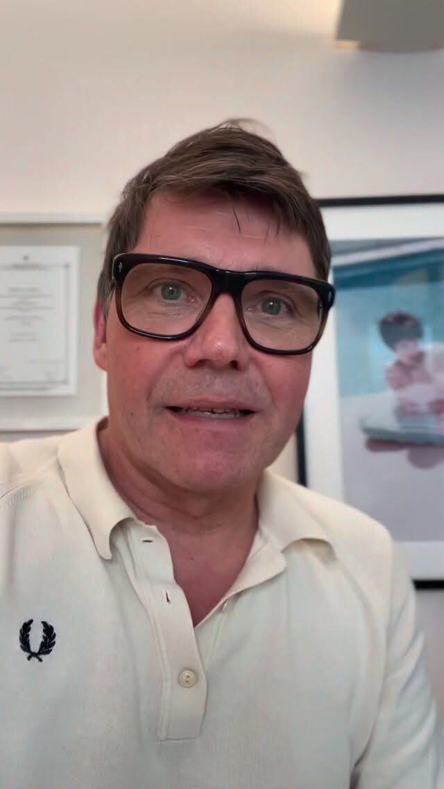 Happy Patient!

Manchmal sind es kleine Veränderungen, die sich wie ein ganz neuer Blick aufs Leben anfühlen.

Meine Patientin kam zu mir, weil ihre Schlupflider sie schon lange gestört haben.

Heute - nach ihrer Oberlidstraffung mit Entfernung kleiner Fettpölsterchen - strahlen ihre Augen wieder genauso wie sie selbst.

Was mich besonders berührt hat: Ihre ersten Worte waren, dass sie den Eingriff viel früher hätte machen lassen, wenn sie gewusst hätte, wie unkompliziert und wenig belastend er für sie war.

Solche Momente zeigen mir immer wieder, wie viel Lebensqualität ein kleiner Schritt zurückgeben kann.

Danke für das Vertrauen.

Wenn du dich für eine Oberlidstraftung interessierst oder Fragen hast, berate ich dich gerne, Byche gerne einen Beratungstermin über Doctolib:

https://www.doctolib.de/einzelpraxis/hamburg/dr-armin-rau-plastische-chirurgie-hamburg/booking/ motives?
specialityld-1297&telehealth=false&placeld=practice-364896&bookingFunnelSource-deep_link

oder für uns an Mo-Fr 10-18h unter

040 4606 3344

Herzlichst, Euer Dr. Armin Rau