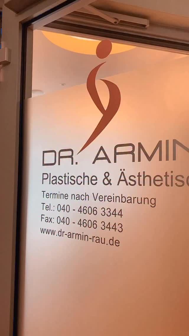 Wir sind eine Praxis für Plastische Chirurgie im Herzen Hamburgs. Unsere Mitarbeiter/-innen und Patienten sollen sich gleichermaßen wohl fühlen. Wir bieten eine professionelle Behandlungen im Bereich der ästhetischen Medizin an.
Hast du Lust, Teil unseres tollen Teams zu werden? 
Dann bewirb dich gerne per E-Mail unter praxis@dr-armin-rau.de
Wir freuen uns auf dich!
Euer Dr. Armin Rau & Team 

📩➡️ Bewerbung an Email: praxis@de-armin-rau.de

www.dr-armin-rau.de