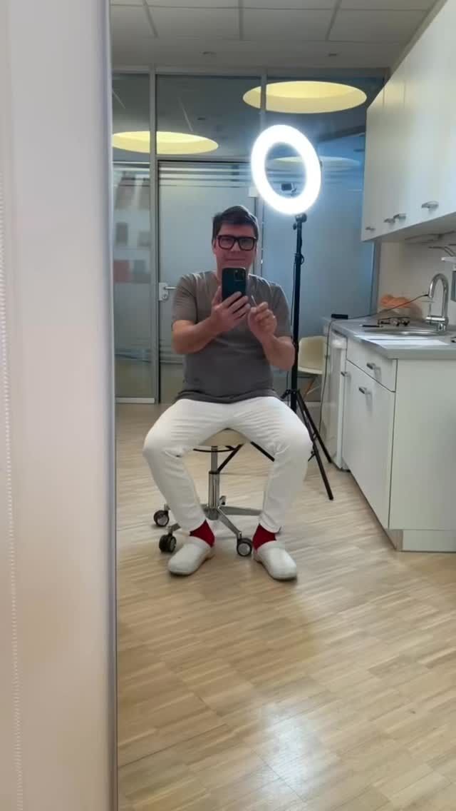 Glücklich mit neuer Körperform

Manchmal geht es nicht darum, jemand anderes zu werden - sondern sich selbst wieder ein Stück näherzukommen.

Bei meiner Patientin durfte ich die Brust mit modernen, „ergonomischen“ Implantaten neu formen. Diese passen sich durch ihr besonders weiches Silikongel ganz naturlich dem Körper an und sorgen im Stehen für eine sanfte, harmonische Form.

Mir ist es besonders wichtig, dass Ergebnisse nicht nur ästhetisch überzeugen, sondern sich auch für meine Patientinnen richtig anfühlen - natürlich, stimmig und individuell.

Umso mehr freue ich mich, dass sie sich in ihrem Körper jetzt wieder wohl und glücklich fühlt. Vielen Dank für das Vertrauen!

Wenn auch ihr über eine Brustvergrößerung nachdenkt oder Fragen habt, begleite ich euch gerne auf diesem Weg.

Termine könnt ihr ganz einfach online vereinbaren oder telefonisch Mo-Fr von 10-18 Uhr unter: 040 4606 3344
Herzlichst,
Euer Dr. Armin Rau

#drarminrau #plastischerchirurg #medicalbeautyhamburg #plastischechirurgiehamburg