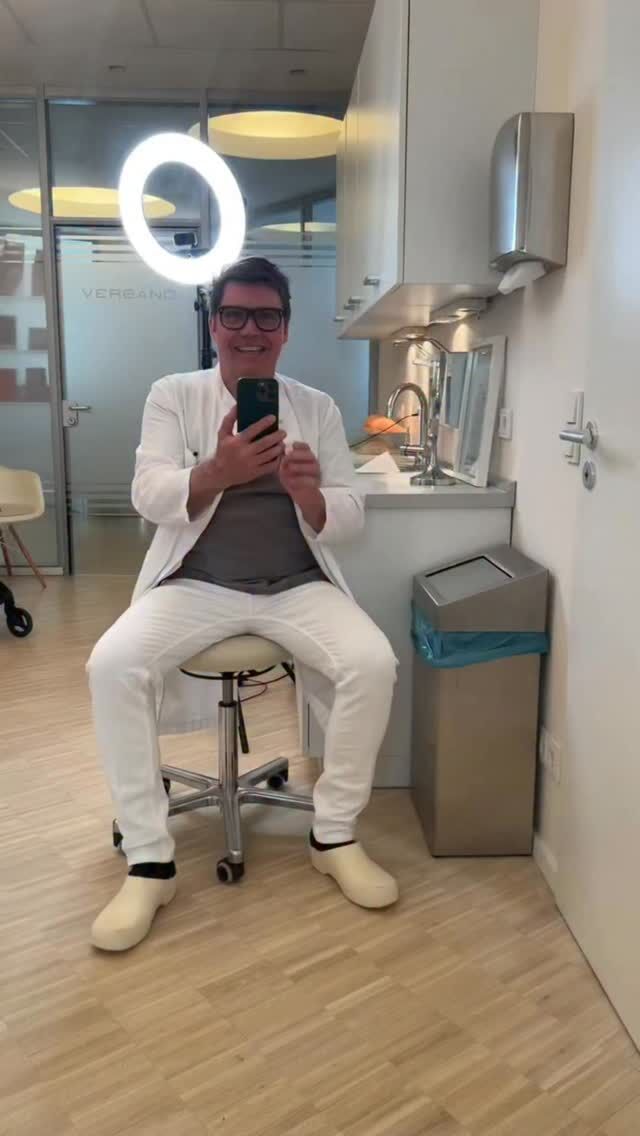 Augmentationsmastopexie. - kombinierte Bruststraffung mit Brustvergrößerung *medizinische Indikation 

Manchmal verändert sich der eigene Körper auf eine Weise, die sich nicht mehr ganz nach „dir selbst“ anfühlt.

Gerade nach dem Abstillen berichten viele Frauen davon, dass das Brustvolumen deutlich abnimmt, während die Haut ihre Straffheit nicht vollständig zurückgewinnt.

Die sogenannte Augmentationsmastopexie - also die Kombination aus Bruststraffung und -vergrößerung - kann in solchen Fällen helfen, wieder ein stimmiges, natürlich wirkendes Körpergefühl zu erreichen. Dabei geht es nicht um Perfektion, sondern darum, dass man sich wieder wohl und angekommen im eigenen Körper fühlt.

Jede Behandlung ist so individuell wie die Frau selbst. Bei der Planung wird sehr genau darauf geachtet, dass Form, Größe und Proportionen harmonisch zusammenpassen. Auch kleine Unterschiede zwischen beiden Seiten können dabei sanft ausgeglichen werden. Ziel ist immer ein Ergebnis, das zur Patientin passt - natürlich, ausgewogen und langfristig schön.

In dem hier gezeigten Fall hatte sich das Brustdrüsengewebe nach dem Abstillen stark zurückgebildet, während die Haut gedehnt geblieben ist. Für die Patientin bedeutete das nicht nur eine ästhetische Veränderung, sondern auch einen echten Leidensdruck - man spricht man hier von einer medizinischen Indikation zur Rekonstruktion.

Wenn Sie sich in diesem Beispiel wiedererkennen, merken Sie, dass Sie mit dem Thema nicht allein sind. Sie dürfen sich erlauben, sich in Ihrem Körper wieder wohlzufühlen.

Vereinbaren Sie gerne einen Termin über den online Terminkalender oder telefonisch über 040 46063344

Herzlichst, Ihr Dr. Armin Rau

#drarminrau #plastischerchirurg #lidstraffung #brustvergößerung