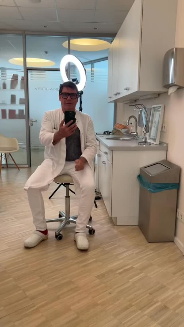 „Die beste Investition“ * medizinische Indikation bei Augmentationsmastopexie 

Nach dem Abstillen ihrer beiden Kinder bestand nicht nur eine Involutionsatrophie (kein Drüsenkörper mehr), sondern auch ein ausgeprägter Hängegrad Ill der Brüste.

Die Kunst bei der kombinierten Bruststraffung mit Implantatvergrößerung (=Augmentationsmastopexie) besteht darin, dass die Brustwarzen harmonisch mittig auf den Implantaten zentriert werden und eine natürliche Brustform wieder zu erlangen.

Letztlich wird ernüchternderweise hierfür lediglich Mathematik angewendet.

Wichtig ist die vordere untere Kurve (lower ventral curve) auf die Steglänge. des T-Schnitts für die Straffung auf die
Maße der geplanten Implantatgröße anzupassen.

Wenn ich auch Euch beraten darf, könnte Ihr einen Termin über den online Terminkalender vereinbaren oder

telefonisch Mo-Fr 10-18h unter 040 4606 3344

Euer Dr. Armin Rau 

#medicalbeautyhamburg #schönheitschirurgie #bruststraffung #hamburg