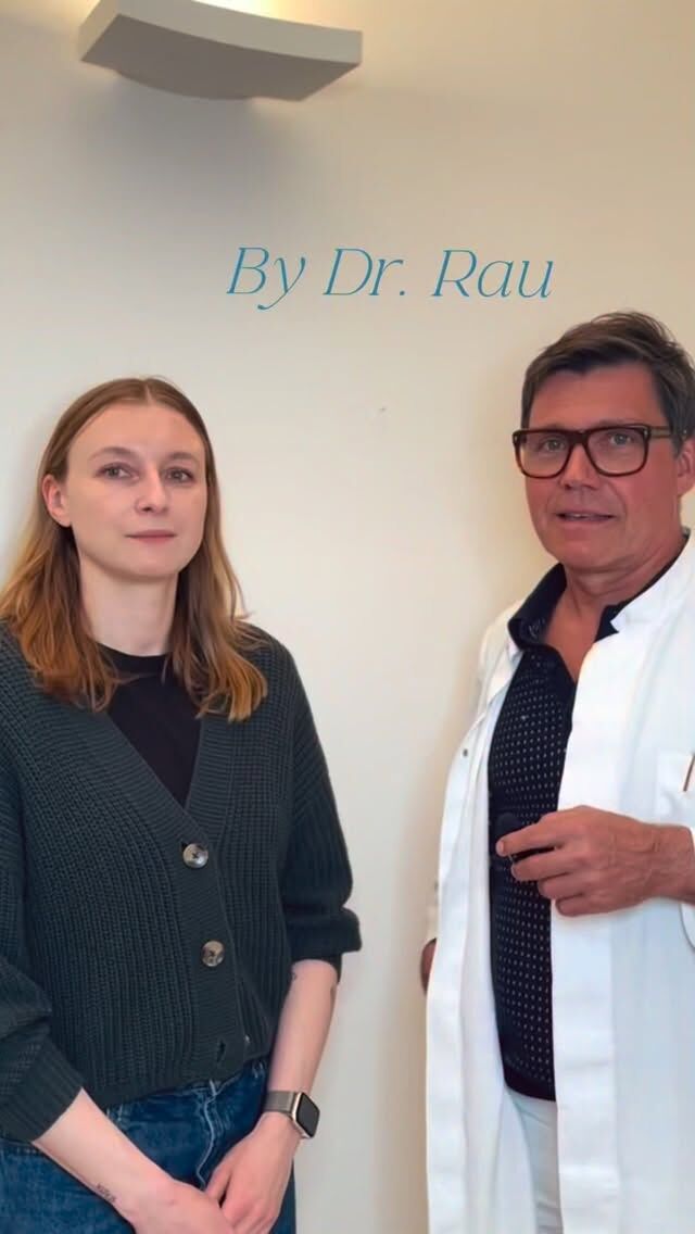 Oberlidstraffung kombiniert Funktion und Ästhetik

Wie bei gutem Design die Form der Funktion folgt, kombiniert eine Oberlidstraffung ästhetische und funktionelle Aspekte.

Der Druck des Hautüberschusses auf die Liddeckel lässt Patienten häufig unbewusst die Augenbrauen nach oben ziehen und die Stirn in Falten legen. Dies beruhigt sich häufig nach einer Lidstraffung.

Zudem wird häufig das Gesichtsfeld größer, so dass man nach einer Blepharoplastik wieder mehr sehen kann.

Die wahre Lidachse nach außen ansteigend wird auch nach einer Lidstraffung wieder sichtbar und alleine dadurch wirkt der Blick sehr viel wacher.

Wenn Ihr Euch für eine Lidooeration interessiert, berate ich euch gerne.

Vereinbart einen Termin über den online Terminkalender oder telefonisch Mo-Fr 10-18h unter

040 4606 3344

Herzlichst, Euer Armin Rau

#lidstraffung #plastischerchirurg #hamburg #oberlidstraffung #eppendorf