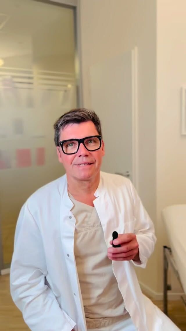 Frischer Blick in kurzer Zeit - Oberlidplastik by Dr. Armin Rau in Hamburg

Müde Augen, Schlupflider oder ein „schwerer Blick“? Die Oberlidstraffung (Oberlidplastik) kann zu einem wachen, verjüngten Aussehen verhelfen - und das besonders schonend und sicher durch Dr. Armin Rau in Hamburg.

Warum Dr. Rau?
Mit jahrelanger Erfahrung in der ästhetischen und rekonstruktiven Chirurgie arbeitet Dr. Rau mit einer besonders präzisen, gewebeschonenden Technik, die nicht nur natürliche Ergebnisse liefert, sondern auch die Heilungszeit deutlich verkürzt.

Schonend & sicher:
Dank moderner Verfahren und feiner Schnittführung verläuft die OP nahezu schmerzfrei, mit minimalem Risiko und kaum sichtbaren Narben.

Kurze Ausfallzeit:
Bereits nach wenigen Tagen ist man wieder gesellschaftsfähig - ganz ohne lange Ausfallzeit.

Vereinbaren Sie jetzt ein Beratungsgespräch und erfahren Sie, wie unkompliziert Ihr Weg zu einem offenen, frischen Blick sein kann

über den online Terminkalender

https://www.doctolib.de/einzelpraxis/hamburg/dr-armin-rau-plastische-chirurgie-hamburg/booking/motives?specialityId=1297&telehealth=false&placeld=practice-364896&bookingFunnelSource=deep_link

oder telefonisch Mo-Fr 10-18h unter

040 4606 3344
Euer Dr. Armin Rau 

#drarminrau #lidstraffung #hamburg #oberlidstraffung #facelift